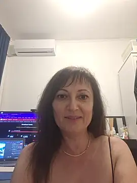 SaraGina online show from April 4, 8:15 pm