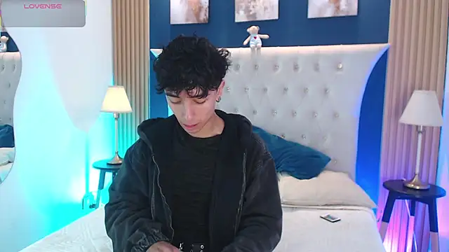 Snapshot of Aiden_Rivers_ chatting on June 17, 12:59 pm Aiden Rivers online show from June 17, 12:59 pm
