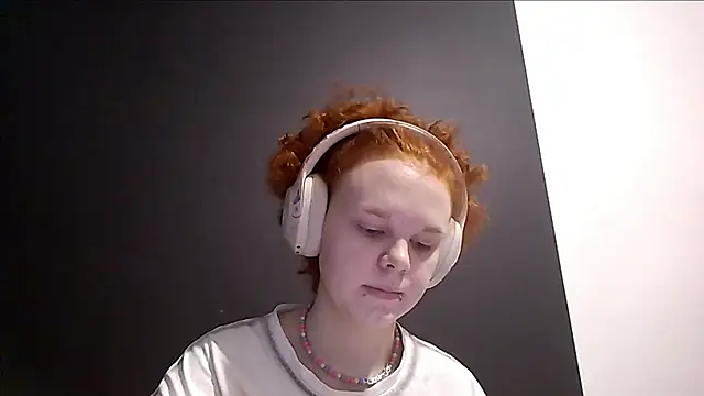 CurlaPettyBom online show from February 16, 9:19 am