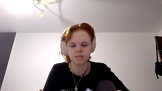 CurlaPettyBom online show from February 28, 8:25 am