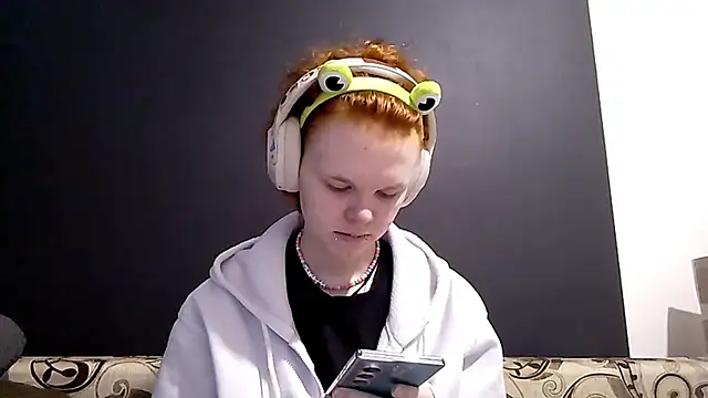 CurlaPettyBom online show from February 21, 8:05 am