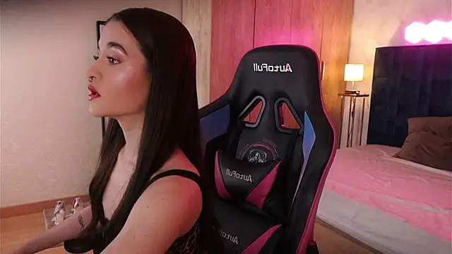 LucyDeLuca online show from March 3, 7:48 am