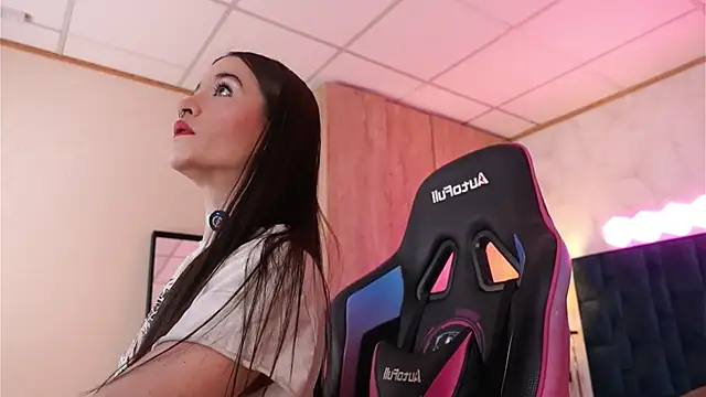 LucyDeLuca online show from February 26, 7:52 am