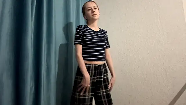 Snapshot of StaticBliss chatting on February 25, 1:28 am StaticBliss online show from February 25, 1:28 am