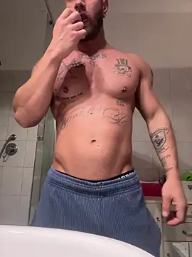 Snapshot of Tiziano94 chatting on March 9, 11:58 am Tiziano94 online show from March 9, 11:58 am