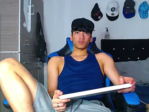 Snapshot of Lyam_Russo chatting on February 27, 8:52 pm Lyam Russo online show from February 27, 8:52 pm