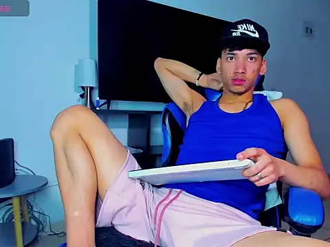 Lyam Russo online show from April 18, 5:54 am