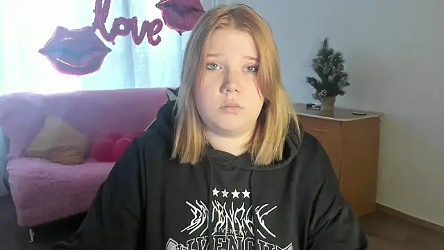 Snapshot of StripGyrl chatting on March 4, 8:11 am StripGyrl online show from March 4, 8:11 am