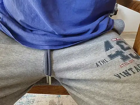 Snapshot of RetroWorth01 chatting on March 4, 8:44 am RetroWorth01 online show from March 4, 8:44 am