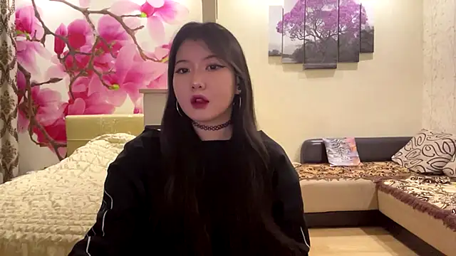 MaeRaads online show from March 25, 6:18 pm