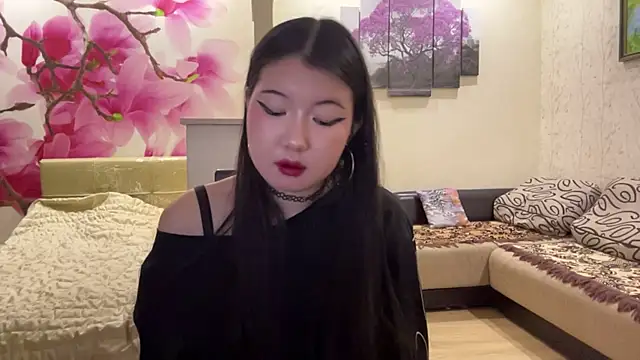 MaeRaads online show from April 17, 6:22 pm