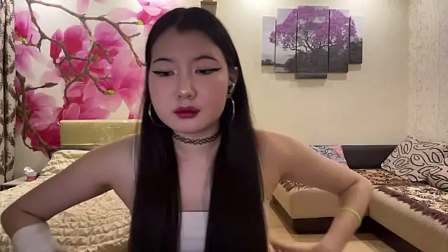 MaeRaads online show from April 15, 5:39 pm