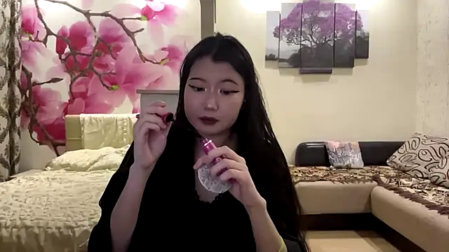 MaeRaads online show from April 1, 6:05 pm