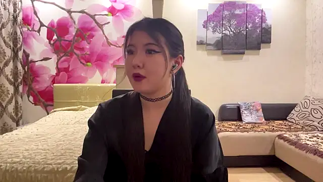 MaeRaads online show from March 23, 6:30 pm