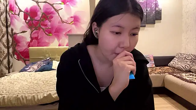 MaeRaads online show from March 16, 6:32 pm