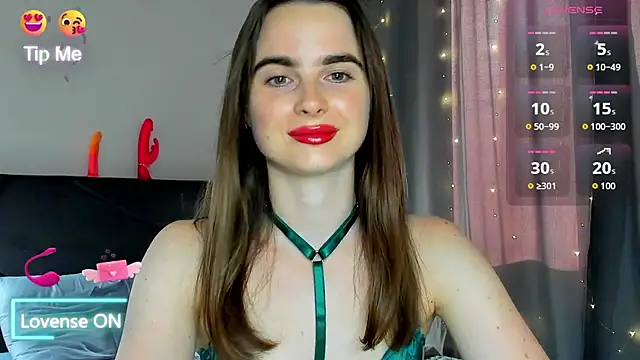 Snapshot of megann_fox2 chatting on June 23, 3:32 pm megann fox2 online show from June 23, 3:32 pm