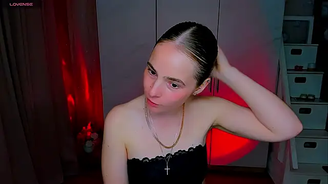 Snapshot of Maddy_Wood_ chatting on June 19, 4:57 pm Maddy Wood online show from June 19, 4:57 pm