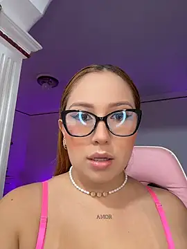 Kiarhatrixie1 online show from April 18, 5:48 pm