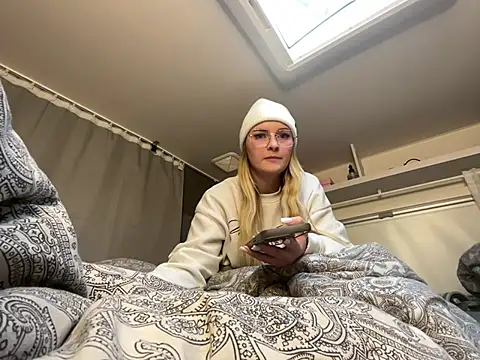 Snapshot of melanieTesss chatting on February 16, 4:16 pm melanieTesss online show from February 16, 4:16 pm