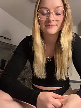 melanieTesss online show from May 11, 9:10 am
