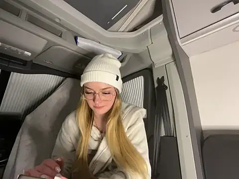 Snapshot of melanieTesss chatting on February 18, 11:45 pm melanieTesss online show from February 18, 11:45 pm