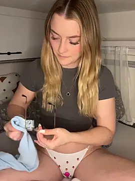 melanieTesss online show from May 15, 8:01 am
