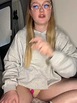 Snapshot of melanieTesss chatting on February 23, 2:39 pm melanieTesss online show from February 23, 2:39 pm