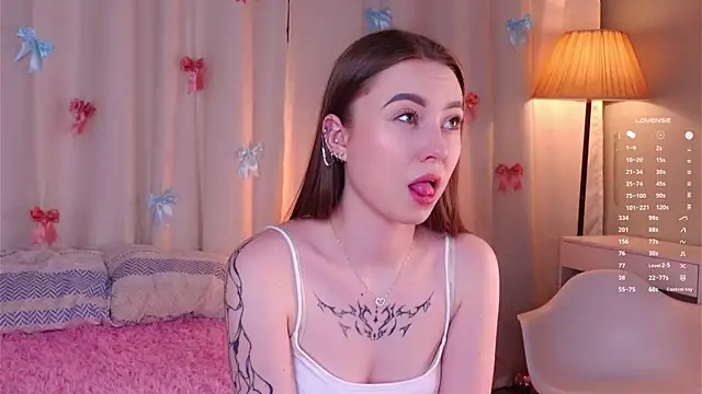 LorileeRuetz online show from April 17, 5:49 pm