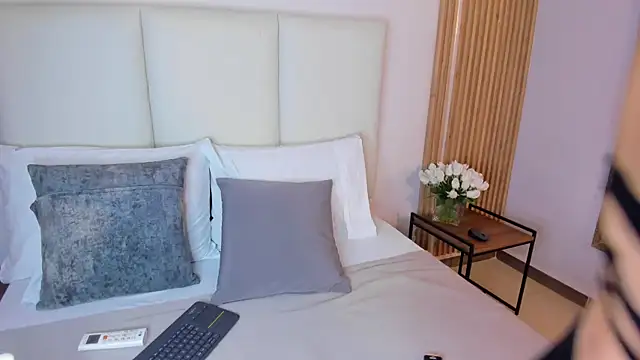 annybentleii online show from May 8, 7:17 pm