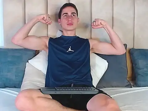 ryanlevi1 online show from March 25, 2:38 pm