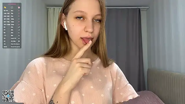 Snapshot of HollyGibson chatting on February 24, 7:15 pm HollyGibson online show from February 24, 7:15 pm