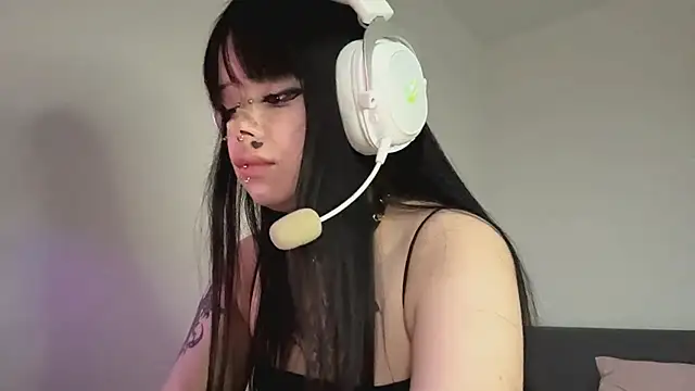 Luna Sohotti online show from April 18, 3:36 pm