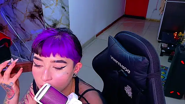 nova kitttyy online show from April 19, 1:28 am