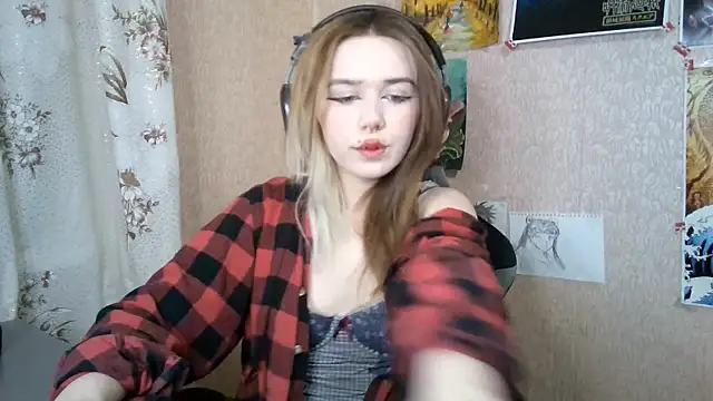 Snapshot of MilaTyan chatting on April 21, 5:19 pm MilaTyan online show from April 21, 5:19 pm