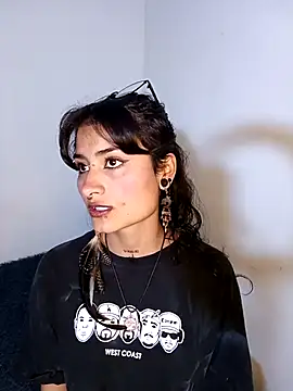 Lili  Clan online show from March 3, 6:15 pm