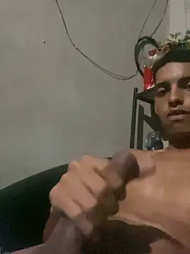 Snapshot of Alee_2005 chatting on February 28, 6:13 am Alee 2005 online show from February 28, 6:13 am