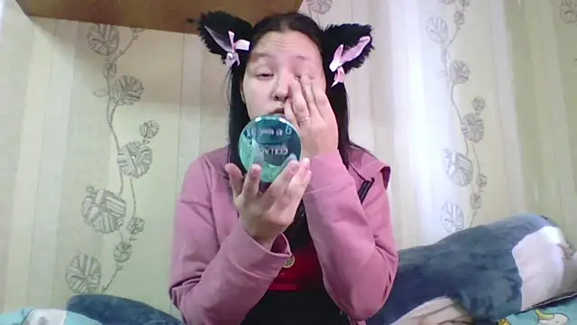 yourcutevikki online show from February 23, 1:12 pm