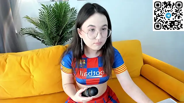 Snapshot of leylamirage chatting on July 6, 12:23 pm leylamirage online show from July 6, 12:23 pm