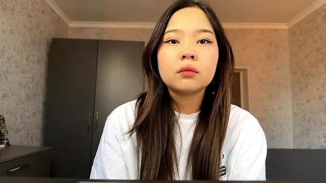 Snapshot of RegenaLandauer chatting on February 28, 6:46 am RegenaLandauer online show from February 28, 6:46 am