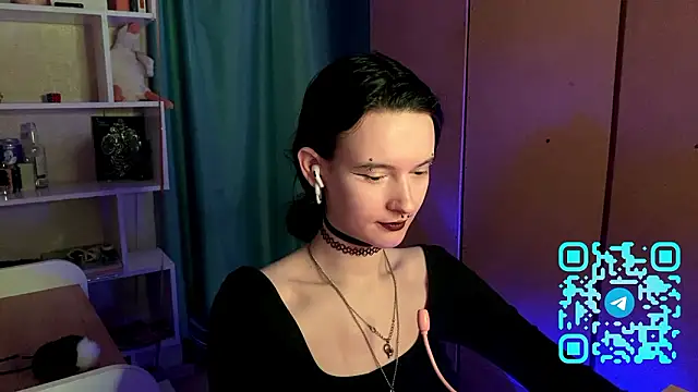 MabelDefina online show from March 28, 1:01 pm