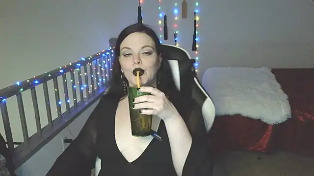 Snapshot of VixieNyx chatting on February 21, 12:12 am VixieNyx online show from February 21, 12:12 am