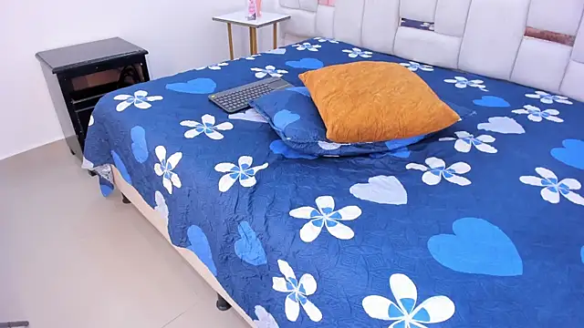 Zoe  smiith online show from February 28, 4:12 am