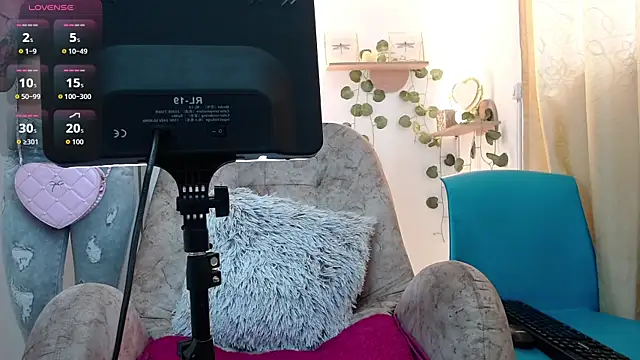 Snapshot of dark_dreams_ chatting on June 18, 6:46 pm dark dreams online show from June 18, 6:46 pm