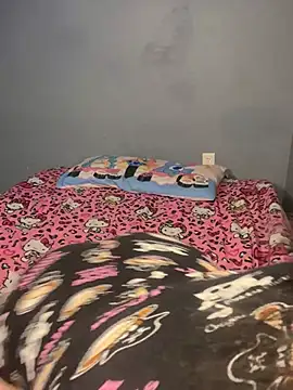 strwbrrymilk online show from April 18, 12:35 am