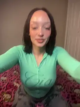 strwbrrymilk online show from April 4, 1:34 am