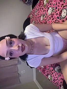 Snapshot of strwbrrymilk chatting on February 22, 1:19 am strwbrrymilk online show from February 22, 1:19 am