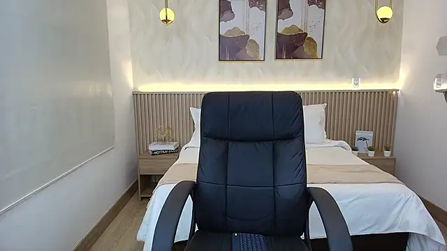 BellaMillers online show from May 1, 6:57 pm