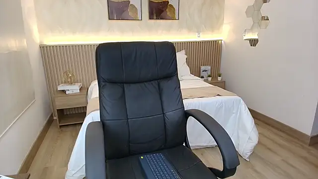 BellaMillers online show from April 7, 11:17 pm