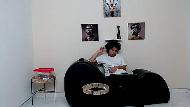 skinnysexy18 online show from April 23, 12:28 am