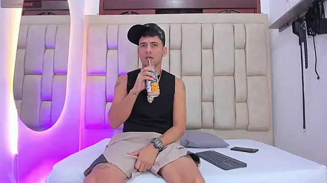 Snapshot of STEVEN_OS chatting on May 17, 2:33 am STEVEN OS online show from May 17, 2:33 am